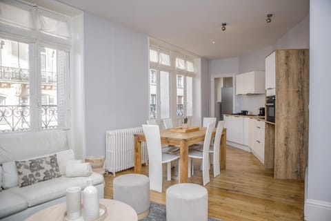 Living room, Dining area, internet, kitchen, air conditioner