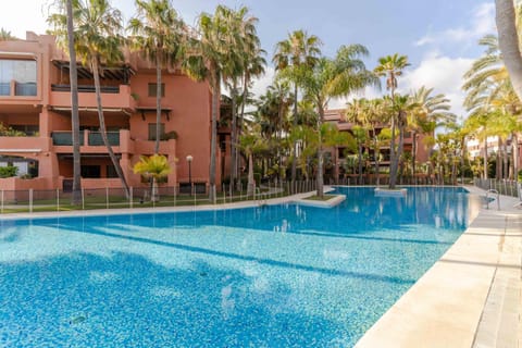 Property building, Day, Garden, Swimming pool