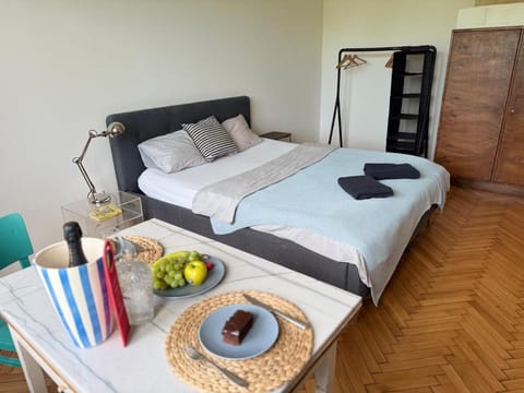 Bed, Bedroom, towels, wardrobe