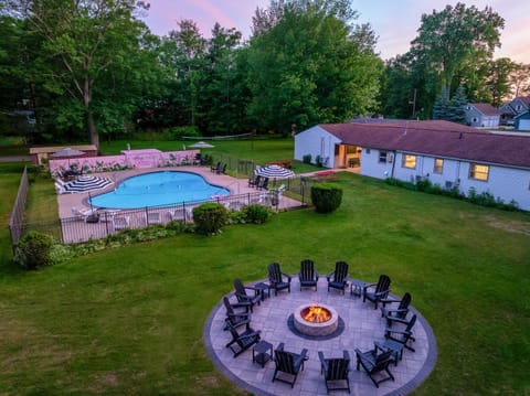 Spring, Natural landscape, Evening entertainment, Garden view, Pool view, Swimming pool, sunbed