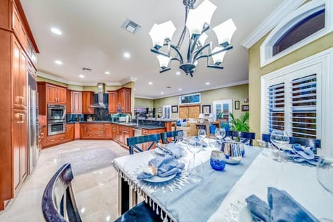 5BR Luxury Mins to Las Olas, Shops and Beach House in Fort Lauderdale