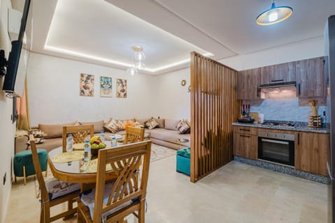 Kitchen or kitchenette, Living room, Seating area, Dining area, flat iron, pet friendly, stove