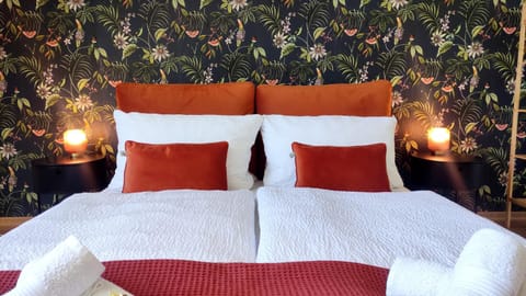 Bed, Photo of the whole room, towels