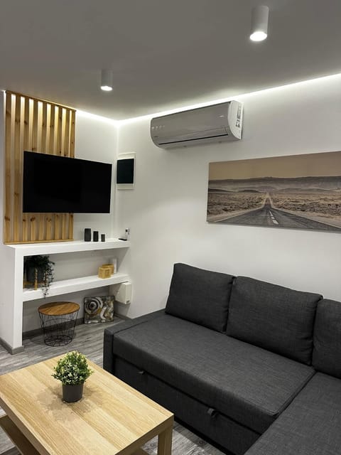 TV and multimedia, Living room, Seating area, Evening entertainment, air conditioner