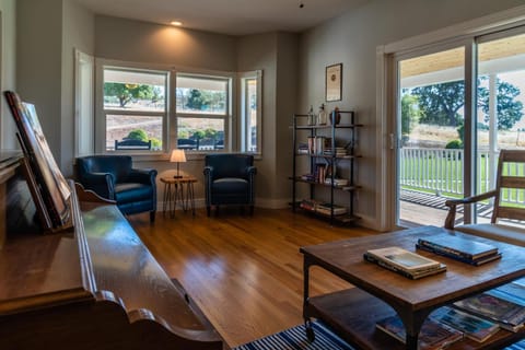 Graceful Oaks House in Paso Robles