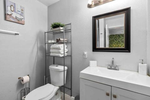 Cozy City Home 15 Min Away From MCO Apartment in Azalea Park