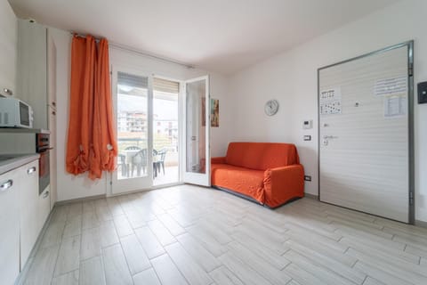 Kitchen or kitchenette, Living room, Seating area, Dining area, stove