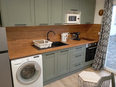 Coffee/tea facilities, microwave, oven, stove, toaster, washing machine