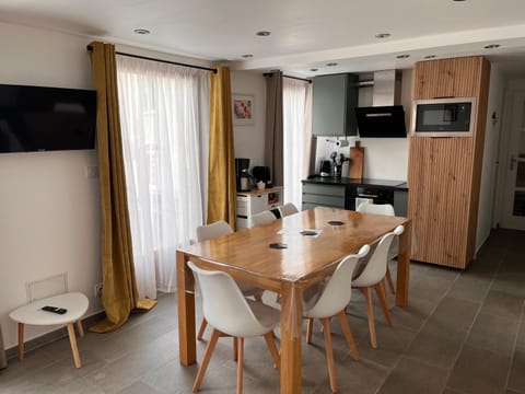 Coffee/tea facilities, microwave, stove, kitchen