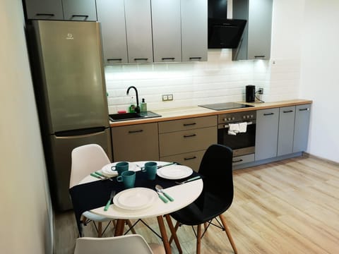 Coffee/tea facilities, Kitchen or kitchenette, Dining area, stove