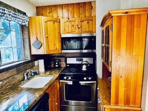 Cozy Bear South-Inside Yosemite-Sleeps 5 Apartment in Yosemite Park Way
