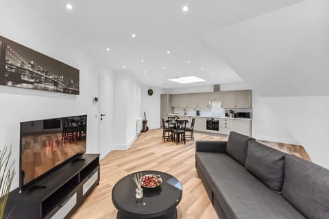 Communal lounge/ TV room, TV and multimedia, Kitchen or kitchenette, Living room, Seating area, Dining area, Evening entertainment