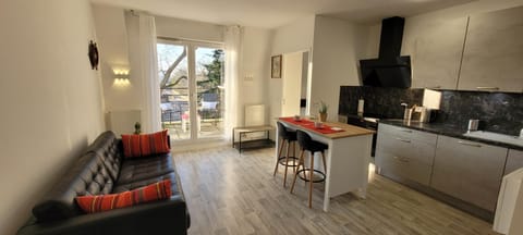 Coffee/tea facilities, Kitchen or kitchenette, Living room, Seating area, Dining area, oven, stove