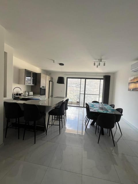 Kitchen or kitchenette, air conditioner