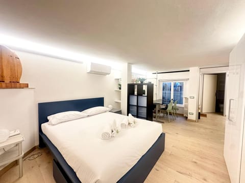 Bed, Kitchen or kitchenette, Photo of the whole room, Bedroom, towels, wardrobe, air conditioner