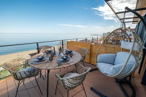 Natural landscape, View (from property/room), Balcony/Terrace, Seating area, Sea view