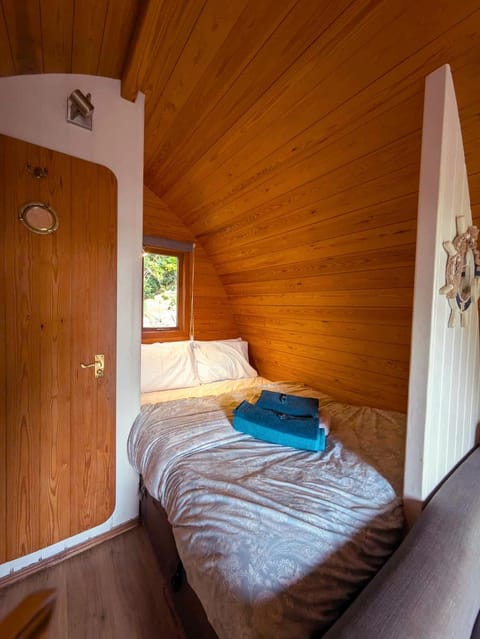 The Golden Ball Hotel Pods Apartment in England
