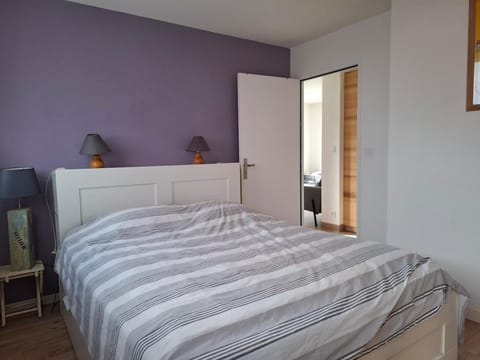 Bed, Photo of the whole room, Bedroom, heating