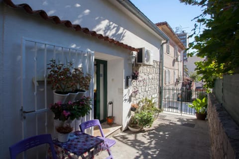 Property building, Patio, Facade/entrance, Off site, Day, Garden, Garden view