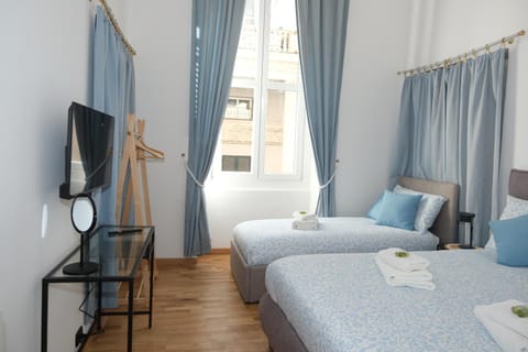 Bed, TV and multimedia, Photo of the whole room, Bedroom, towels