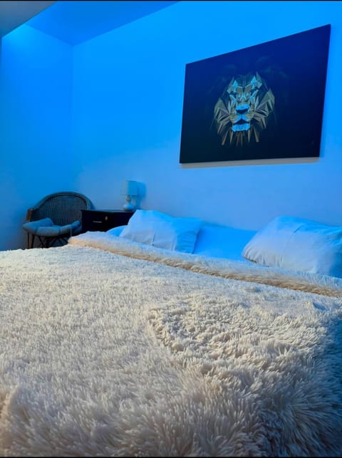 Bed, Seating area, Bedroom, furniture
