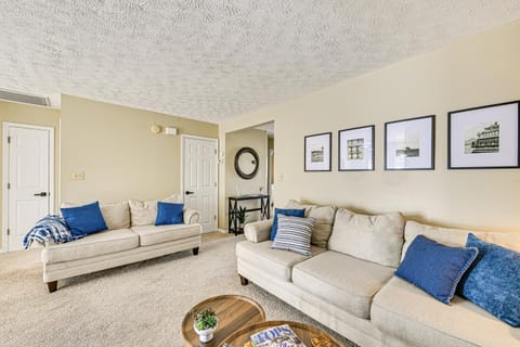 Family Home with Ping-Pong and Fire Pit in Lexington House in Lexington