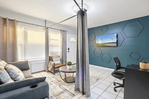 Convenient Mid and Extended Stay Near Airport Apartment in Northlake