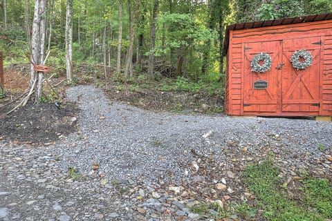 Adventure Awaits in the Smokey Mountains with Hot Tub Pet Friendly House in Elizabethton