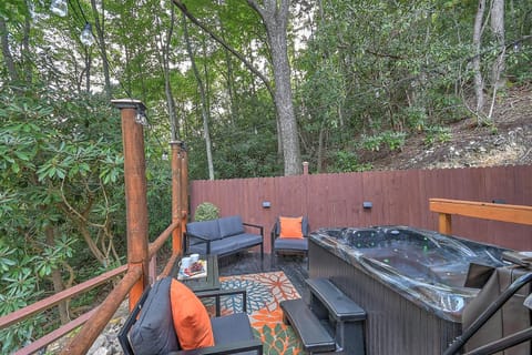 Adventure Awaits in the Smokey Mountains with Hot Tub Pet Friendly House in Elizabethton