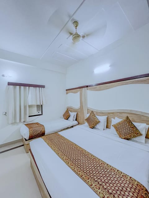 Photo of the whole room, air conditioner