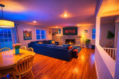 Large Private Ranch - Master Bedroom Suite with King Bed and private Bathroom - Fenced Yard - Pets & Kids Welcome - Pool Table House in Gahanna