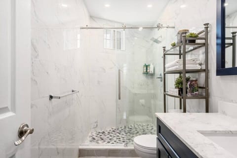 Shower, Toilet, Bathroom, towels