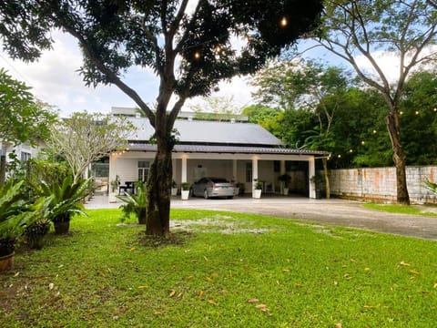 Property building, Day, Garden, Garden view