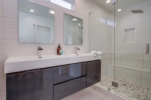 2nd floor A-C steps to beach downtown La Jolla House in La Jolla