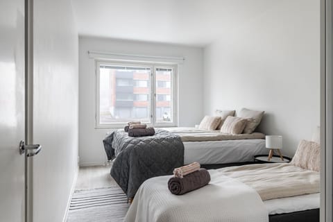 Bed, Bedroom, towels