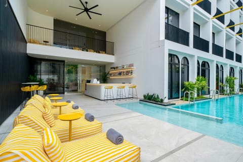 Swimming pool, Drinks, sunbed