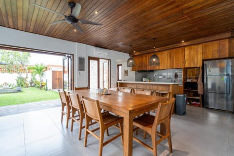 Kitchen or kitchenette, Dining area, stove