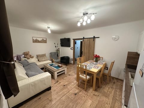 Kitchen or kitchenette, Living room, Seating area, Dining area