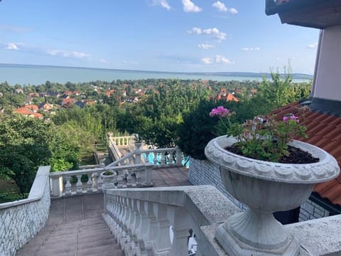 View (from property/room), Balcony/Terrace, Lake view