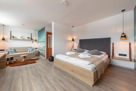 Bed, Bedroom, towels