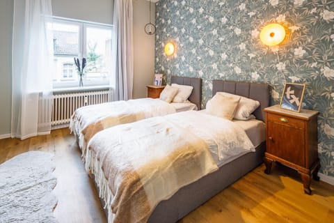 Bed, Photo of the whole room, Bedroom, internet