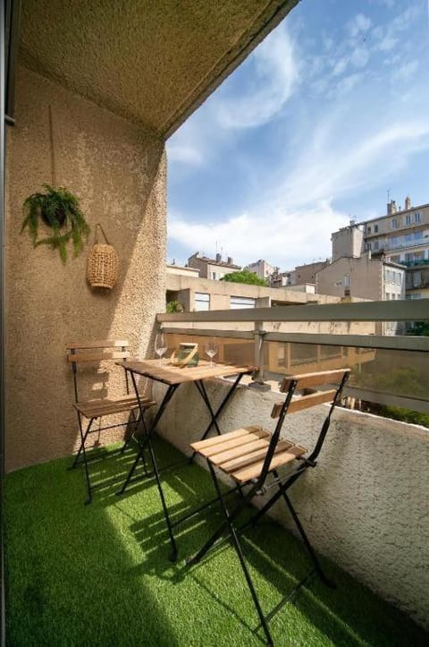 Appartement climatisé tout equipe avec balcon au cœur de Marseille Apartment in Marseille