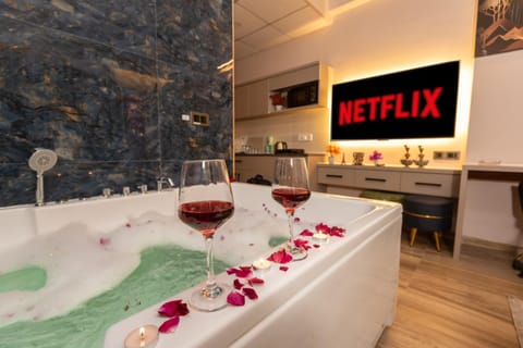 Hot Tub, TV and multimedia, Spa and wellness centre/facilities, Entertainment, Bath