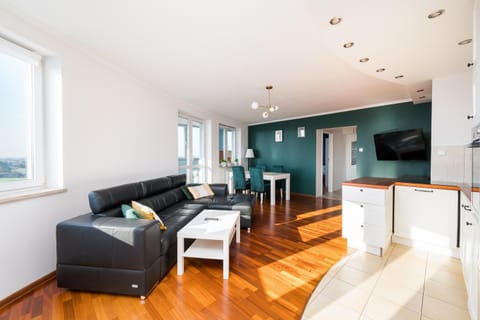 Communal lounge/ TV room, TV and multimedia, Living room, Seating area, Evening entertainment