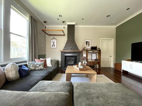 Communal lounge/ TV room, TV and multimedia, Living room, Seating area, Evening entertainment
