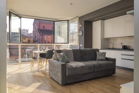 Kitchen or kitchenette, Living room, Seating area, Dining area