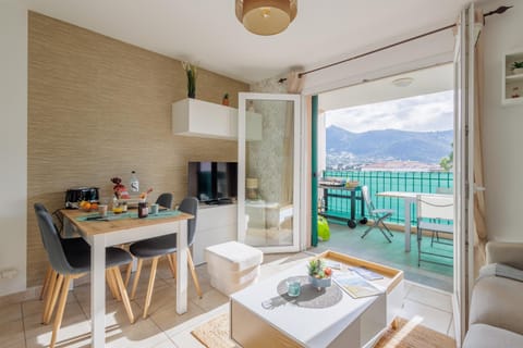 View (from property/room), Balcony/Terrace, Living room, Dining area, Mountain view