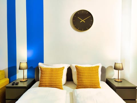 Bed, Living room, Photo of the whole room, Seating area, Bedroom