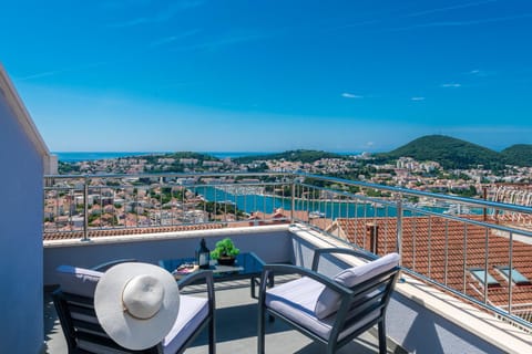 View (from property/room), Balcony/Terrace, Decorative detail, Seating area, City view, Landmark view