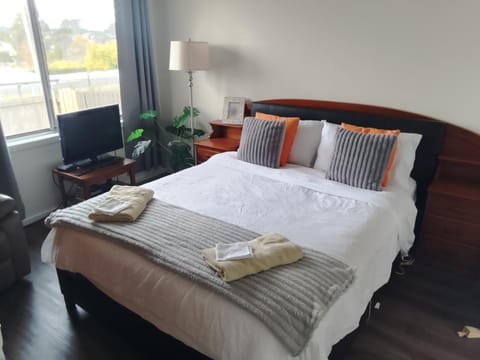 Bed, TV and multimedia, Bedroom, towels